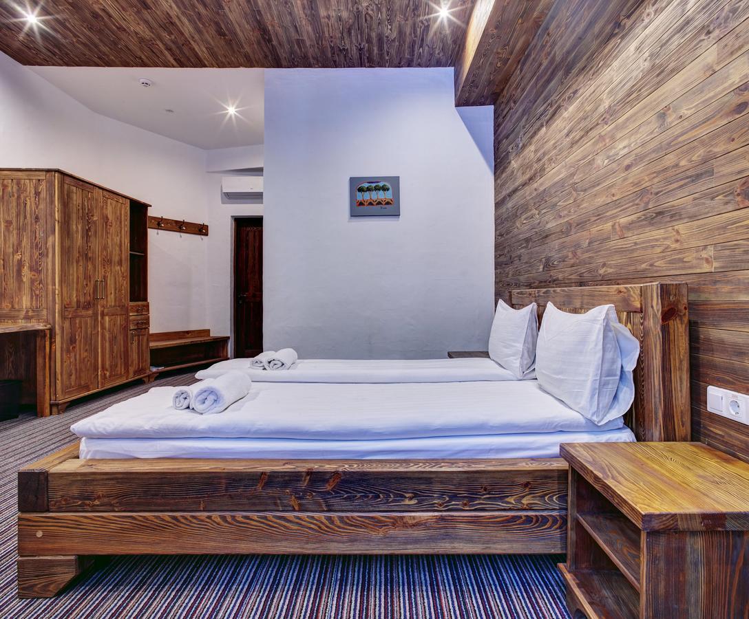 Shpatser Hotel Briuhovîci Exterior foto